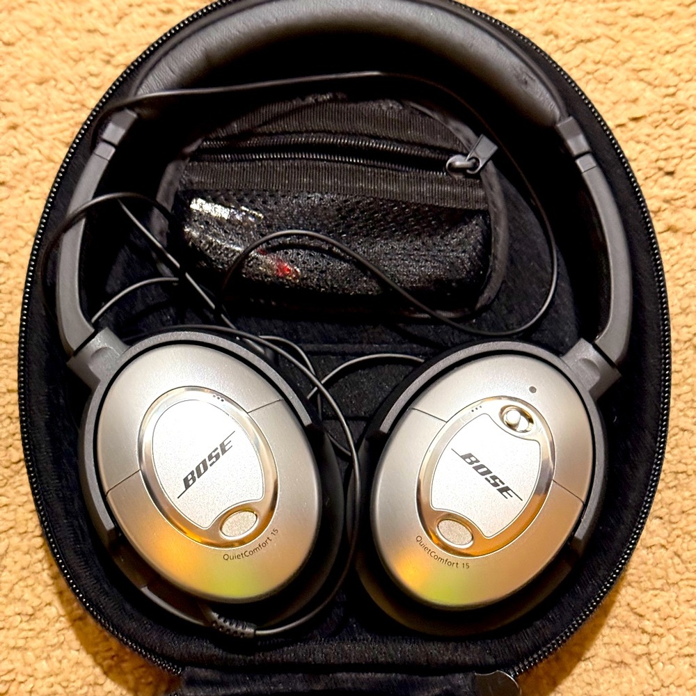 Bose quiet comfort 15 over the ear headphones with case and accessories.